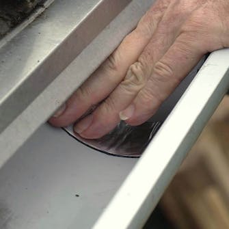 Laga hängrännan: Tryck fast tejpen ordentligt över hela området Laga hängrännan: Tryck fast tejpen ordentligt över hela området